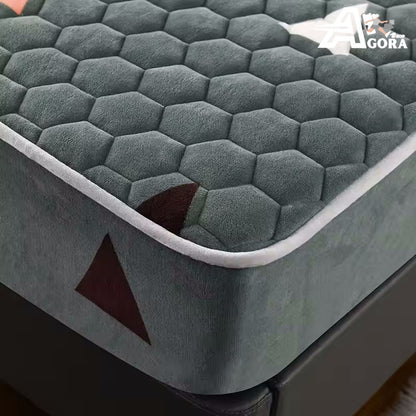 Elegantna navlaka za krevet sa jastučnicama