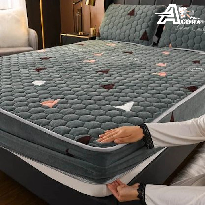 Elegantna navlaka za krevet sa jastučnicama